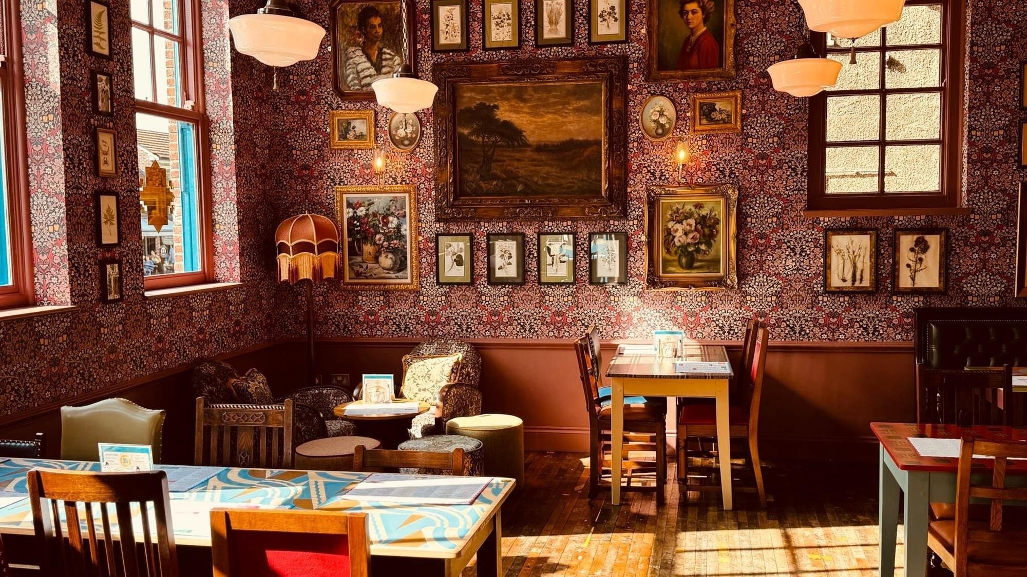 Salón acogedor de restaurante para cenas